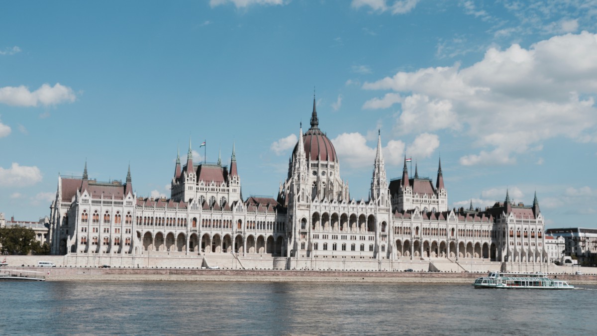 Budapest-Parlament-Sightseeing-Sehenswürdigkeit-Nacht-Schloss-Donau