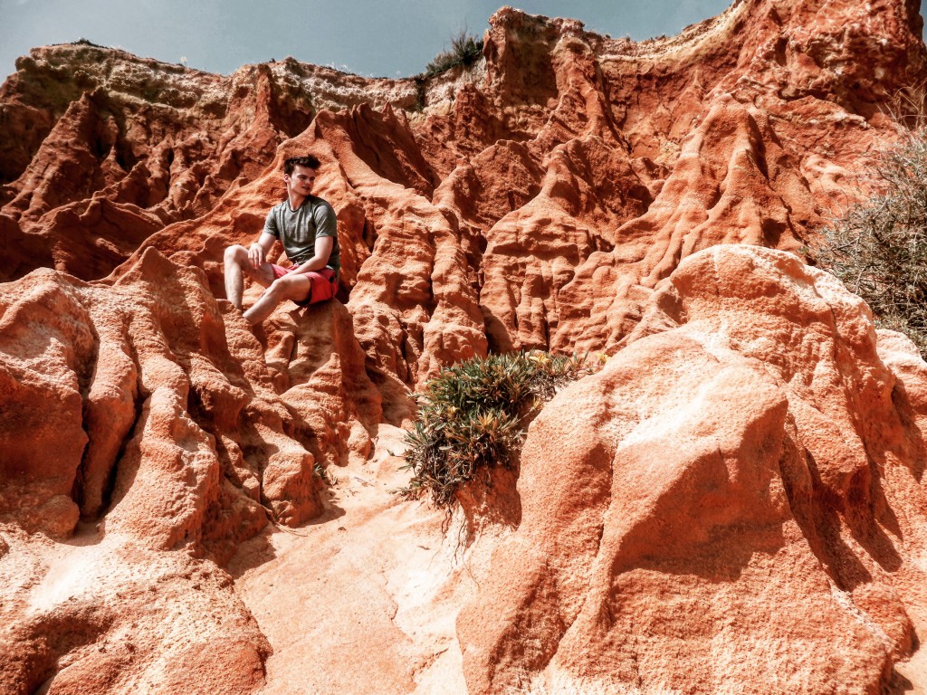 Wanderurlaub wandern Algarve rote steine Klippen Flora und Fauna 